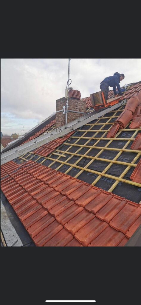 Réfection complète d&rsquo;une toiture – Maison de brique Nord (avant/pendant/après)