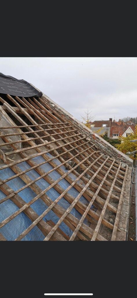 Réfection complète d&rsquo;une toiture – Maison de brique Nord (avant/pendant/après)