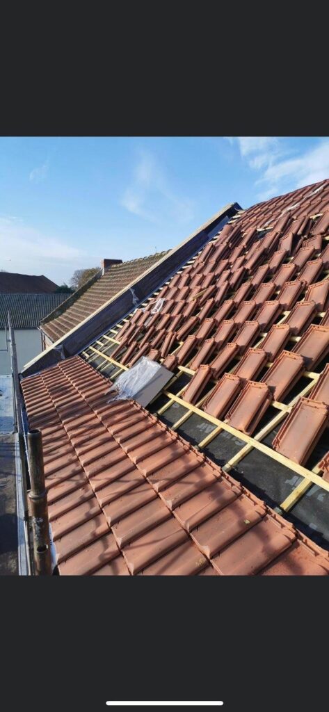 Réfection complète d&rsquo;une toiture – Maison de brique Nord (avant/pendant/après)