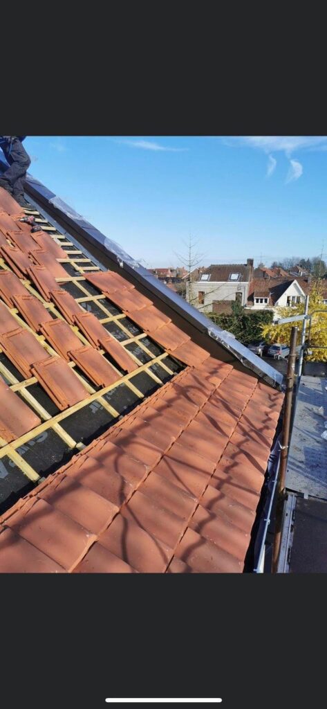 Réfection complète d&rsquo;une toiture – Maison de brique Nord (avant/pendant/après)