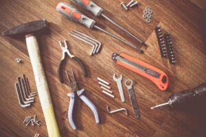 Les outils du zingueur expliqués par un artisan couvreur du Valenciennois