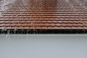 Fuite de toit dans le Valenciennois : intervention d&rsquo;urgence sous 24h par votre couvreur artisan
