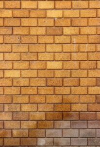 Salpêtre sur un mur : pourquoi votre toiture est peut-être la vraie coupable (et comment régler le problème une bonne fois pour toutes)