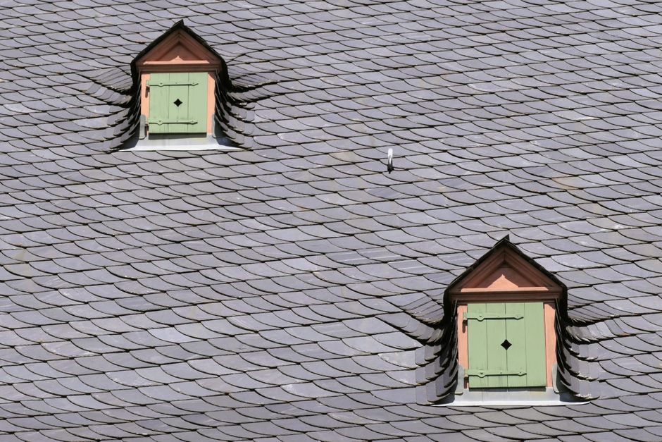 Comment nettoyer votre toiture ardoise ? (méthodes, erreurs à éviter et tarifs dans le Valenciennois) 16 pexels comment nettoyer toiture ardoise 1