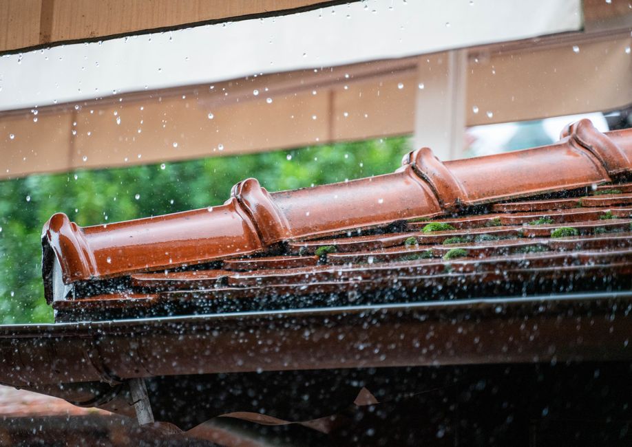 Fuite de toiture par forte pluie ? Comment identifier la cause et agir vite 12 pexels fuite toiture forte pluie 1