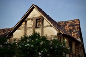 Faîtage de toit abîmé ? Comment savoir s&rsquo;il faut réparer ou tout refaire