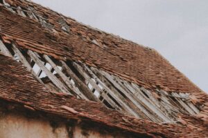 Salpêtre sur les murs : pourquoi votre toiture est peut-être la vraie coupable (réponse d&rsquo;un couvreur du Valenciennois)