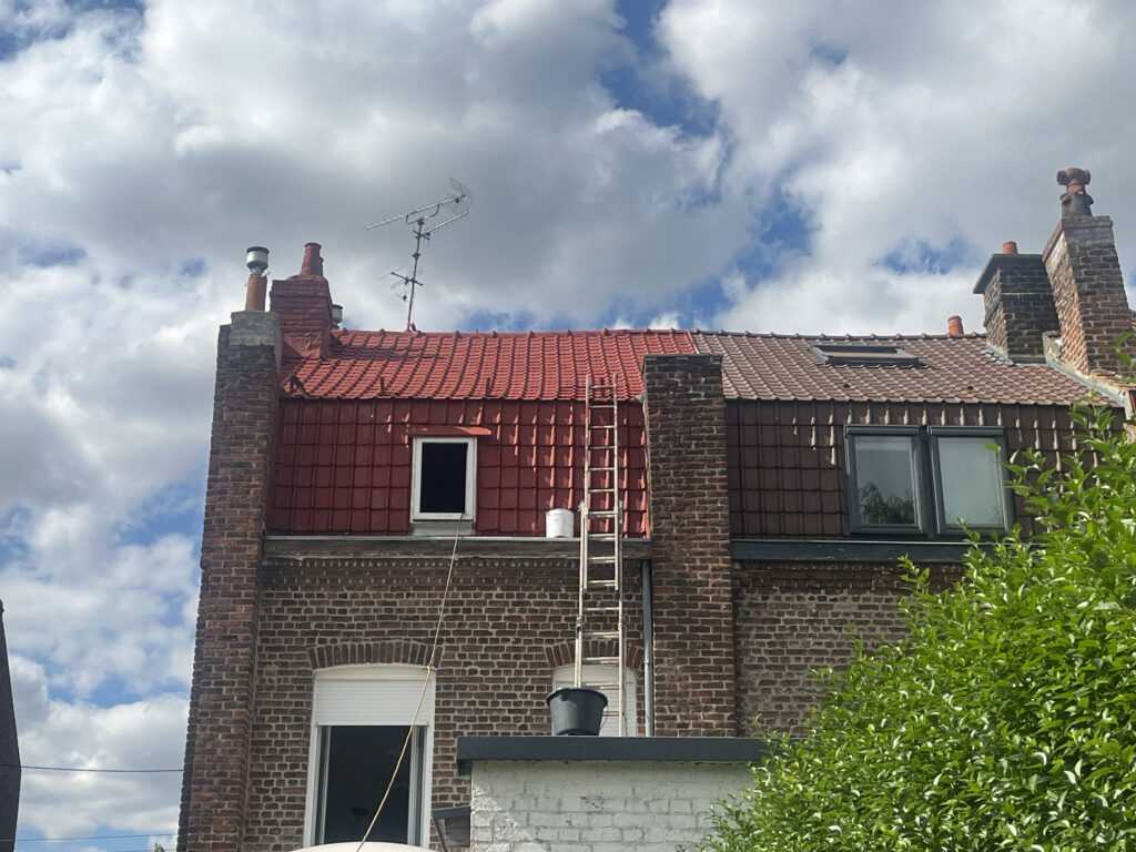 Ravalement de toiture : Application d&rsquo;un hydrofuge coloré rouge brique