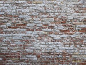 Hydrofugation de façade : ce qu&rsquo;un couvreur vérifie avant d&rsquo;appliquer (et quand il refuse)