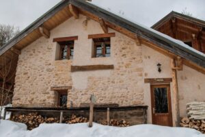 Enduire un mur en parpaing : la méthode d&rsquo;un couvreur du Valenciennois (et le piège de la jonction toit-mur)